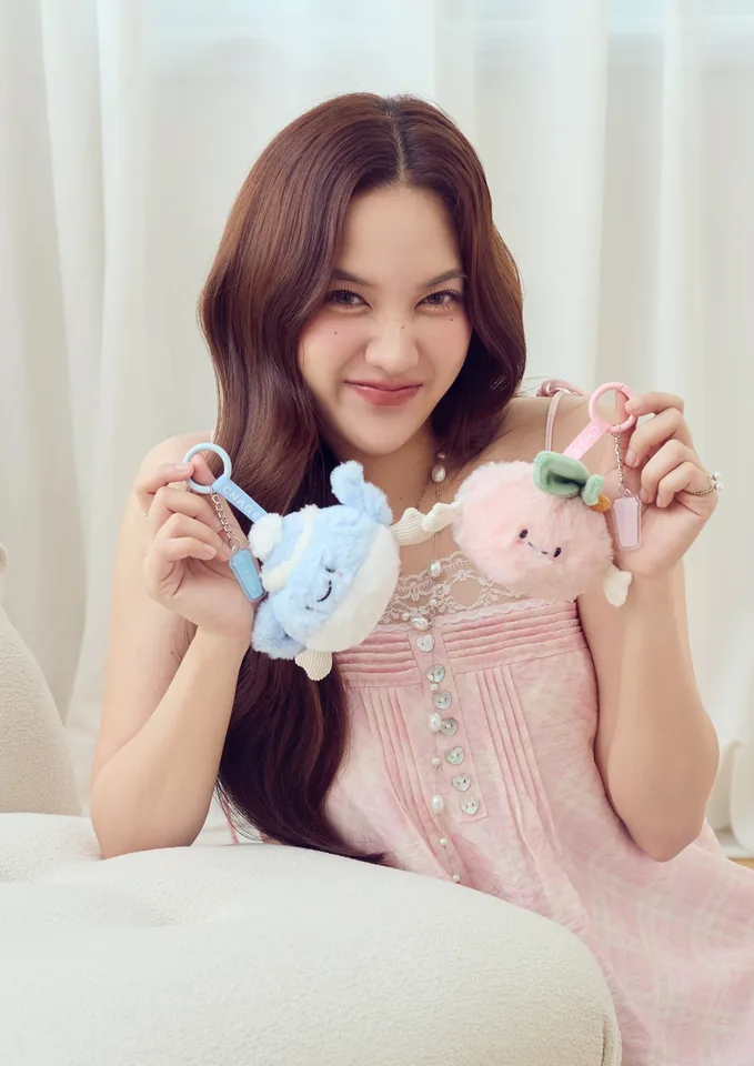 ฟรีน สโรชา ถือของตกแต่งน่ารักในชุดสีชมพู